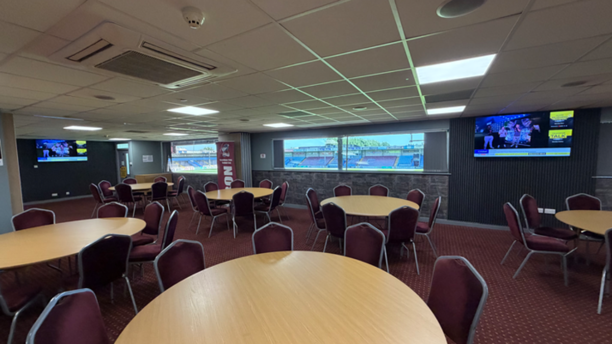MKM Executive Lounge notice - street food and access